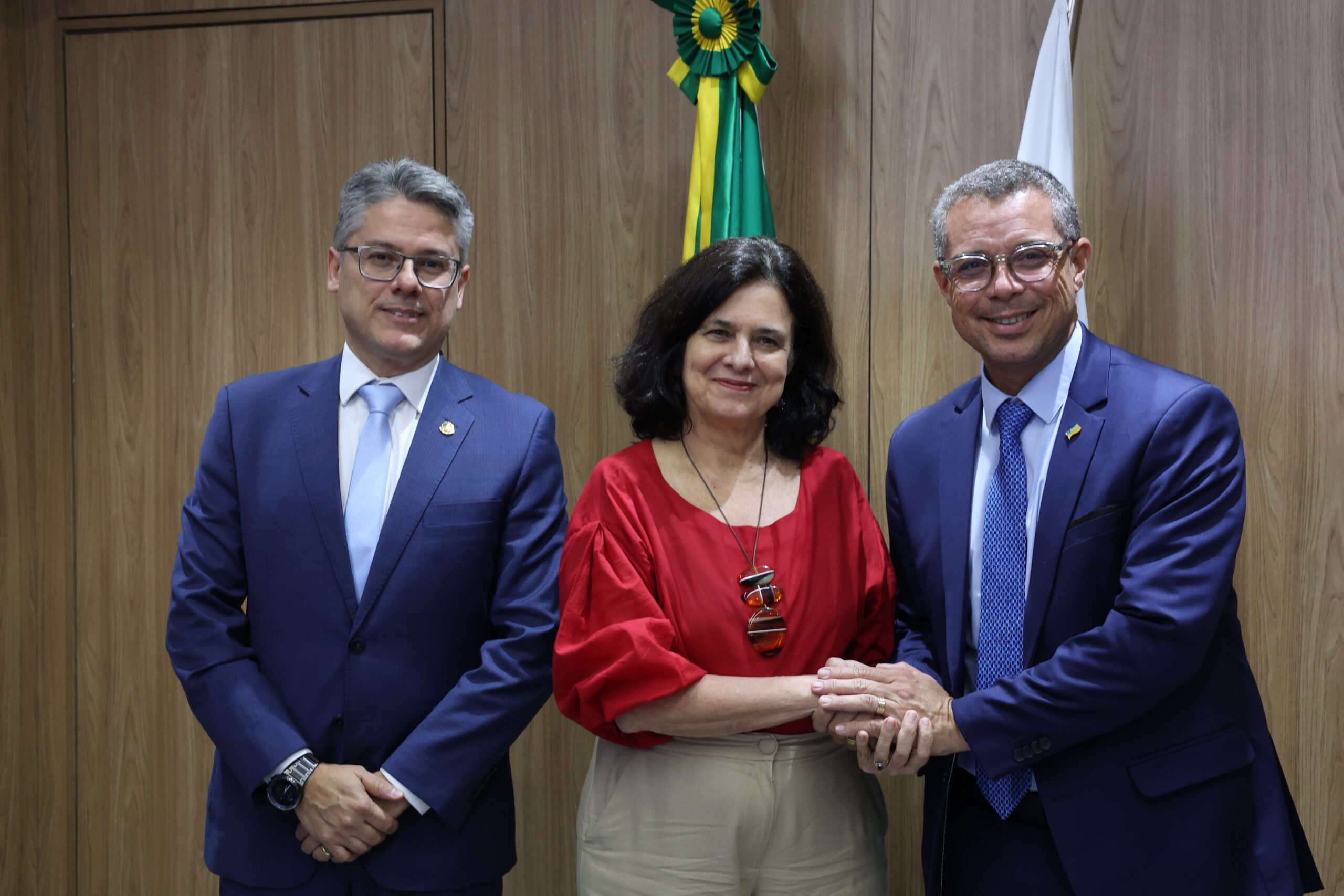 Governador e ministra da Saúde discutem entrega de ambulâncias e construção de maternidade em Sergipe