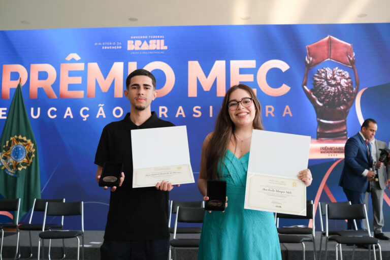 Estudantes da rede pública estadual de Sergipe recebem Prêmio MEC Educação Brasileira por redação no Enem